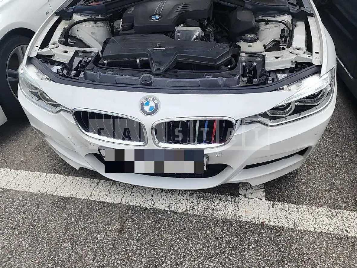 Photo 2 of 17: 2018 BMW 320i — Korean insurance auction