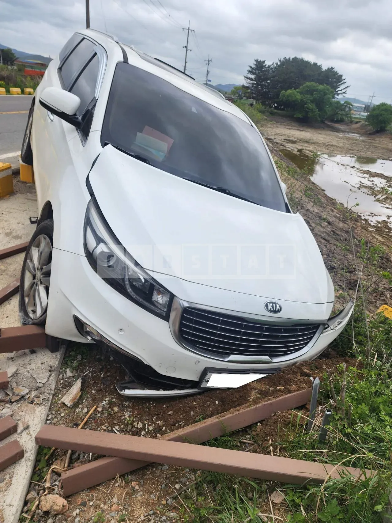Photo 2 of 24: 2015 Kia Carnival, VIN KNAME81ABGS105501 — Korean insurance auction