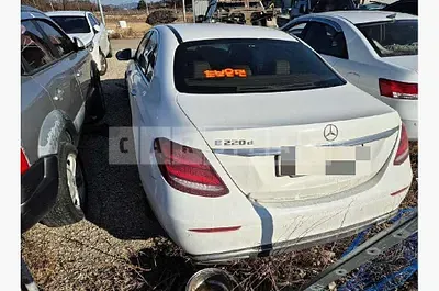 Photo 1 of 38: 2018 Mercedes-Benz E220 d — Korean insurance auction