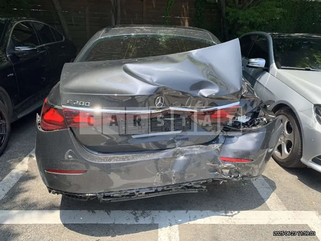 Photo 2 of 28: 2025 Mercedes-Benz E200 — Korean insurance auction