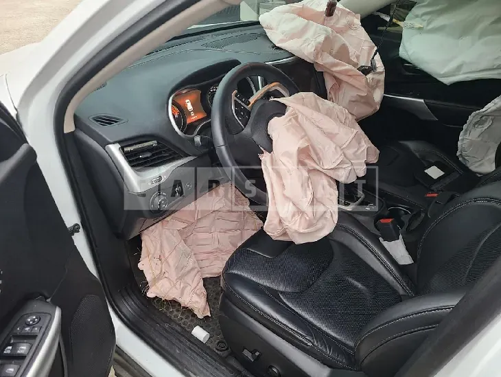 Photo 2 of 7: 2018 Jeep Cherokee, VIN 1C4PJMDU1JD606904 — Korean insurance auction