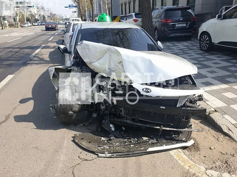 Photo 2 of 16: 2019 Kia K5, VIN KNAGU416BLA377661 — Korean insurance auction