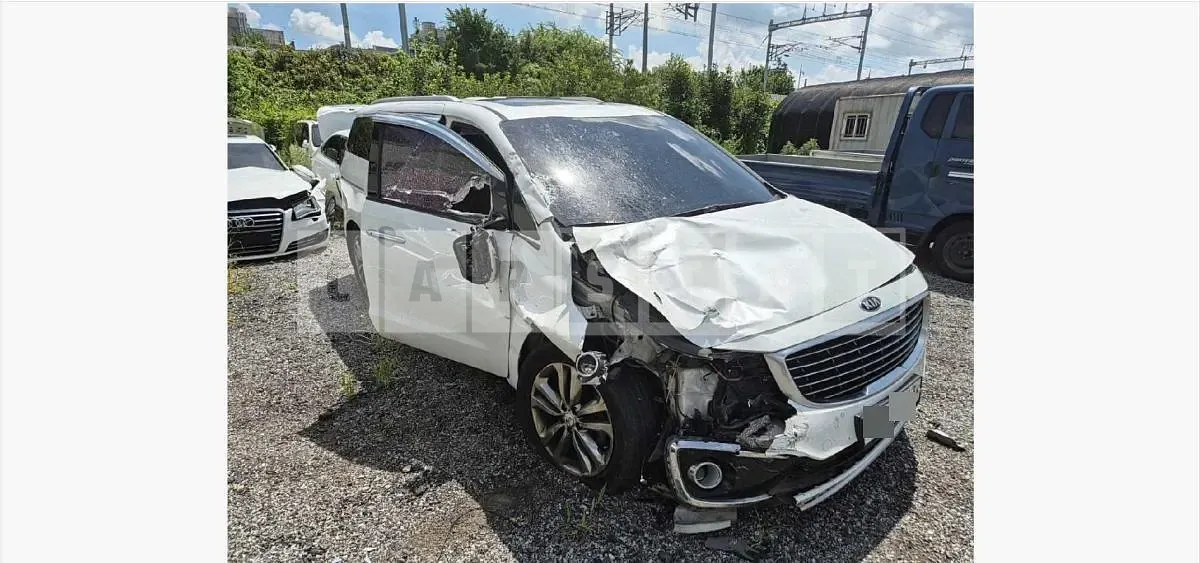 Photo 2 of 13: 2016 Kia Carnivals — Korean insurance auction