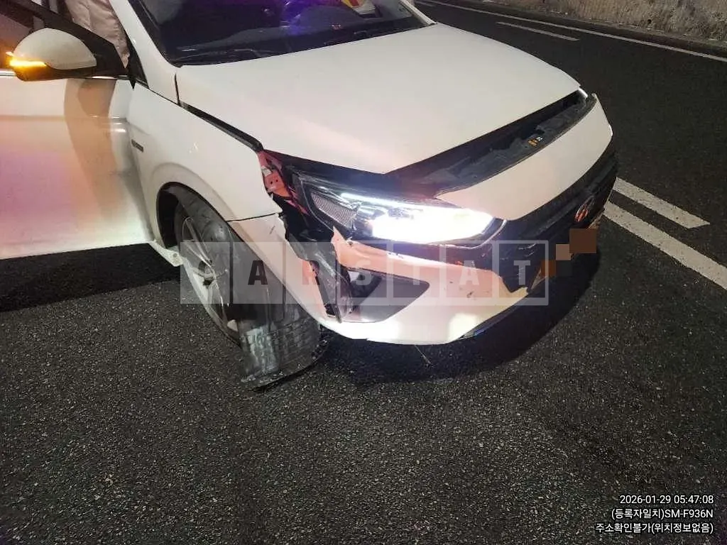 Photo 2 of 3: 2017 Hyundai IONIQ Hybrid — Korean insurance auction