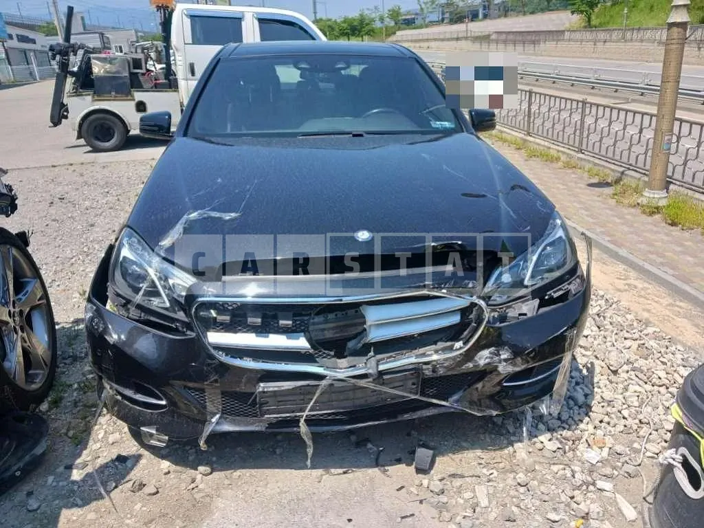 Photo 2 of 5: 2015 Mercedes-Benz E300 — Korean insurance auction