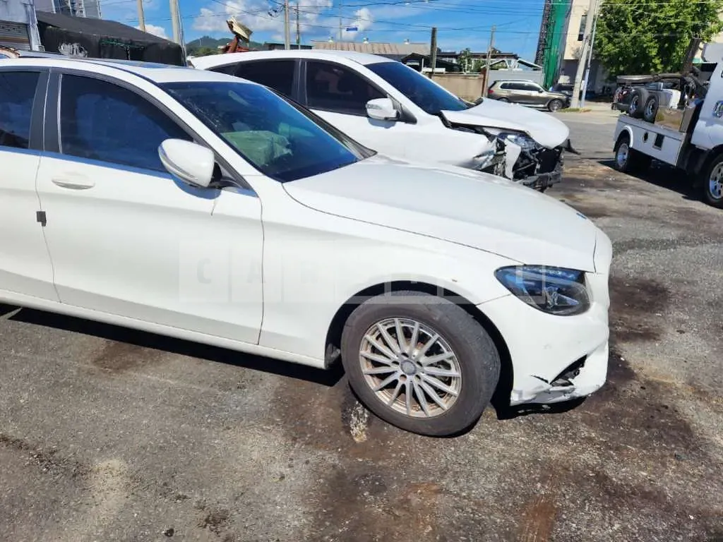 Photo 2 of 18: 2015 Mercedes-Benz C 200 — Korean insurance auction