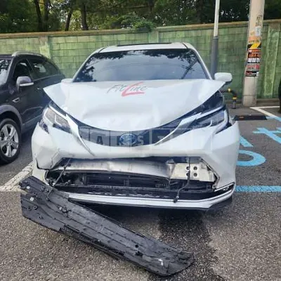 Photo 1 of 3: 2024 Toyota Sienna Hybrid AWD — Korean insurance auction