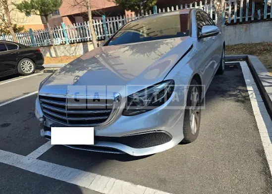 Photo 2 of 32: 2017 Mercedes-Benz E220d — Korean insurance auction