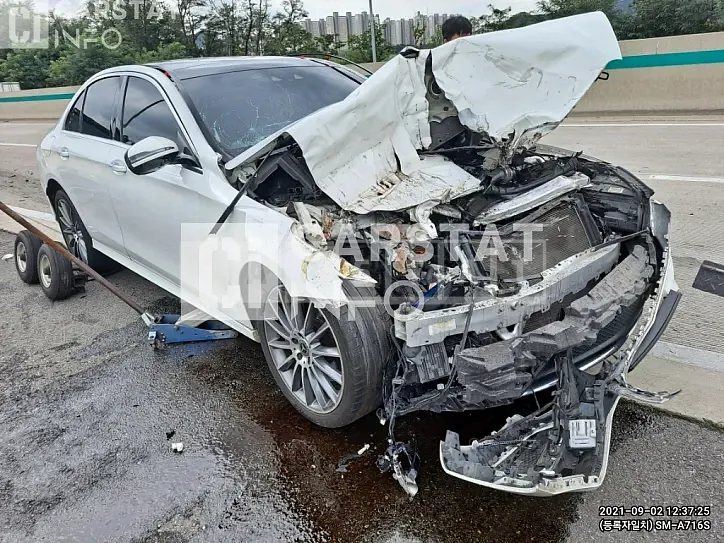 Photo 2 of 10: 2017 Mercedes-Benz E300 4Matic, VIN WDDZF4KB2HA275991 — Korean insurance auction
