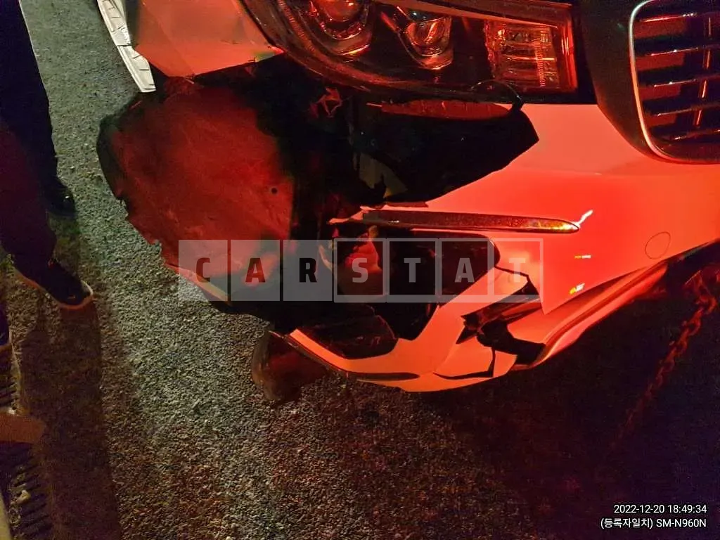 Photo 2 of 9: 2019 Kia Carnival, VIN KNAME81ABKS453992 — Korean insurance auction