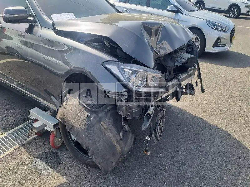 Photo 2 of 29: 2017 Hyundai Genesis G80, VIN KMHGL41DBHU215864 — Korean insurance auction
