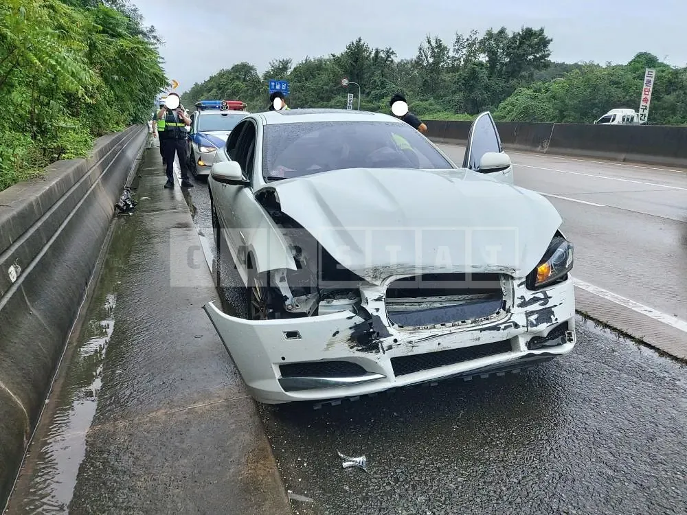 Photo 2 of 10: 2015 Jaguar XF 2.2d, VIN SAJAA05J4FDU63653 — Korean insurance auction