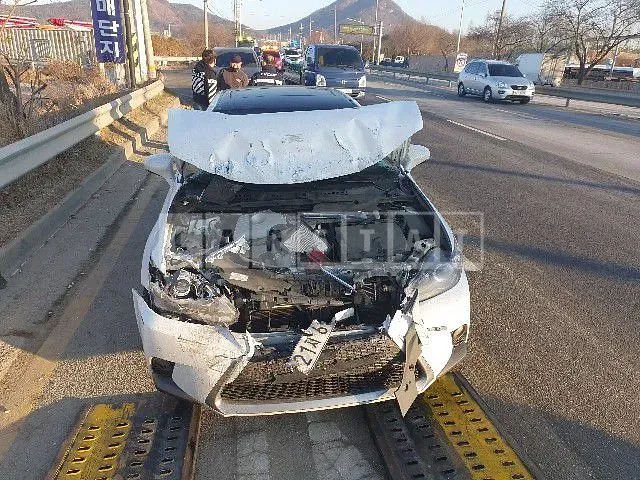 Photo 2 of 5: 2017 Lexus CT200h, VIN JTHKD5BH7H2291320 — Korean insurance auction