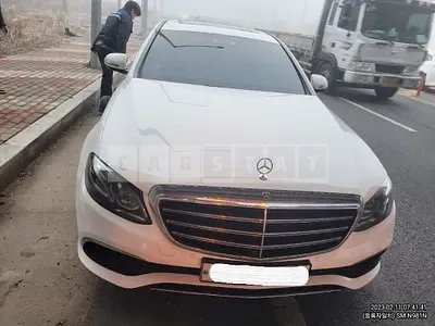 Photo 1 of 18: 2018 Mercedes-Benz E300 4Matic, VIN WDDZF4KB4JA359171 — Korean insurance auction