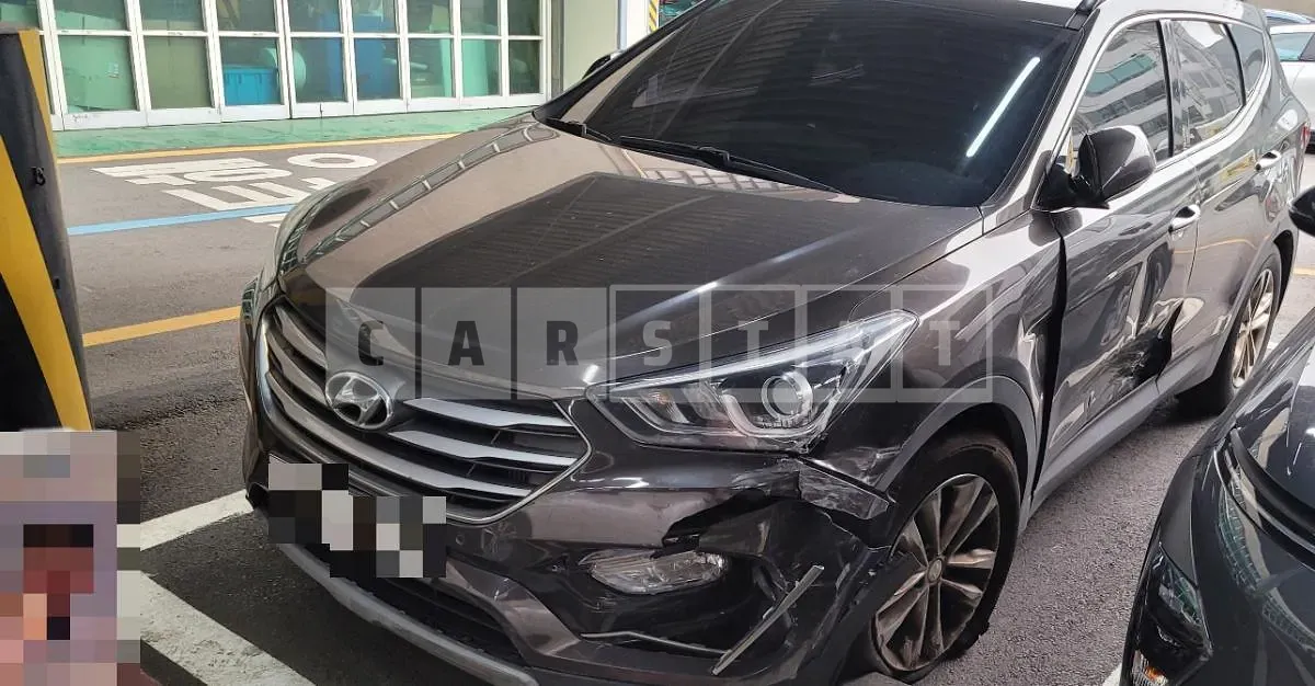Photo 2 of 37: 2017 Hyundai Santa Fe, VIN KMHSW81UBJU812602 — Korean insurance auction