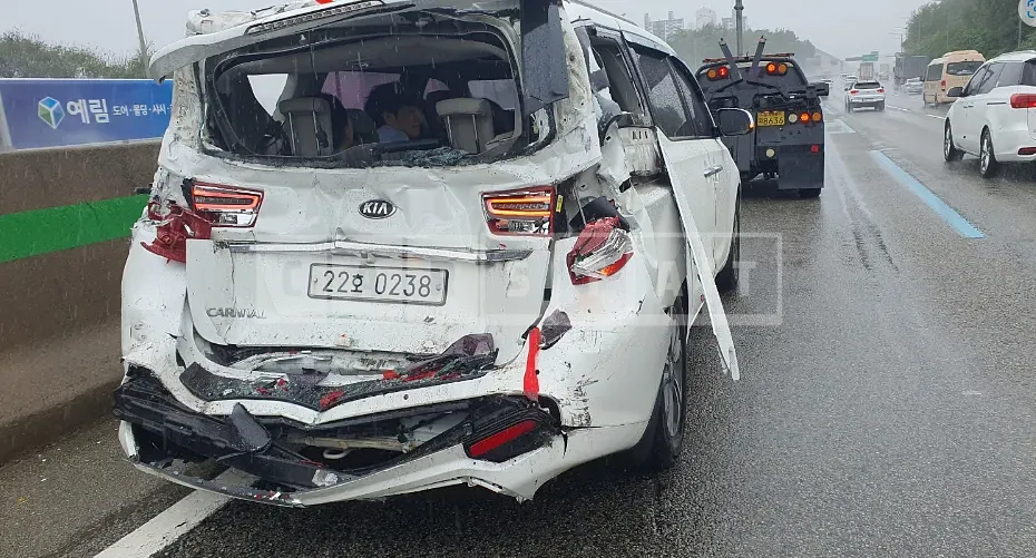 Photo 2 of 3: 2019 Kia Carnival — Korean insurance auction