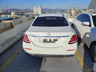Photo 1 of 24: 2017 Mercedes-Benz E220 d, VIN WDDZF0EB0HA171701 — Korean insurance auction