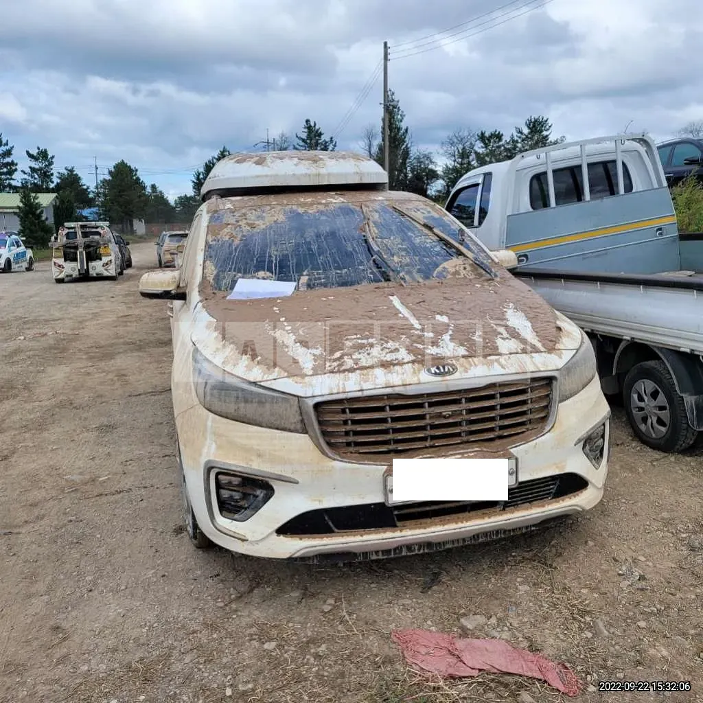 Photo 2 of 13: 2018 Kia Carnival, VIN KNAME81ABJS352089 — Korean insurance auction