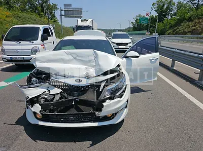 Photo 1 of 7: 2017 Kia K5 — Korean insurance auction