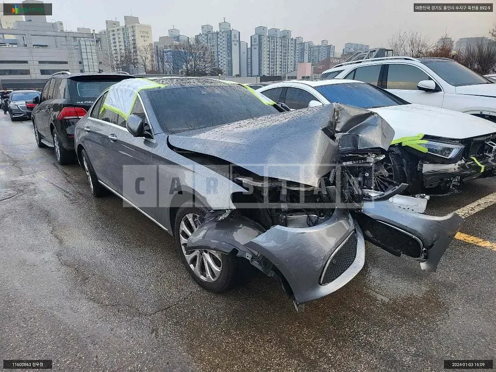 Photo 2 of 6: 2019 Mercedes-Benz E300 4Matic, VIN WDDZF4KBXKA641218 — Korean insurance auction