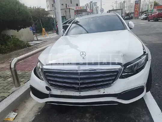 Photo 2 of 27: 2019 Mercedes-Benz E 300, VIN WDDZF4JB7KA640142 — Korean insurance auction