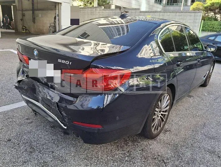 Photo 2 of 4: 2020 BMW 520i Luxury — Korean insurance auction
