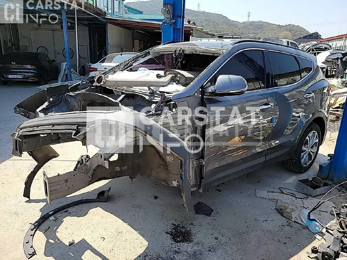 Photo 2 of 18: 2015 Hyundai Santa Fe, VIN KMHSW81UBFU511115 — Korean insurance auction