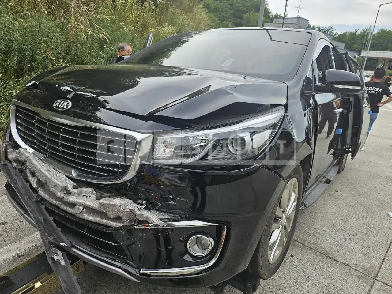 Photo 2 of 6: 2017 Kia Carnival, VIN KNAMC81ABJS347030 — Korean insurance auction
