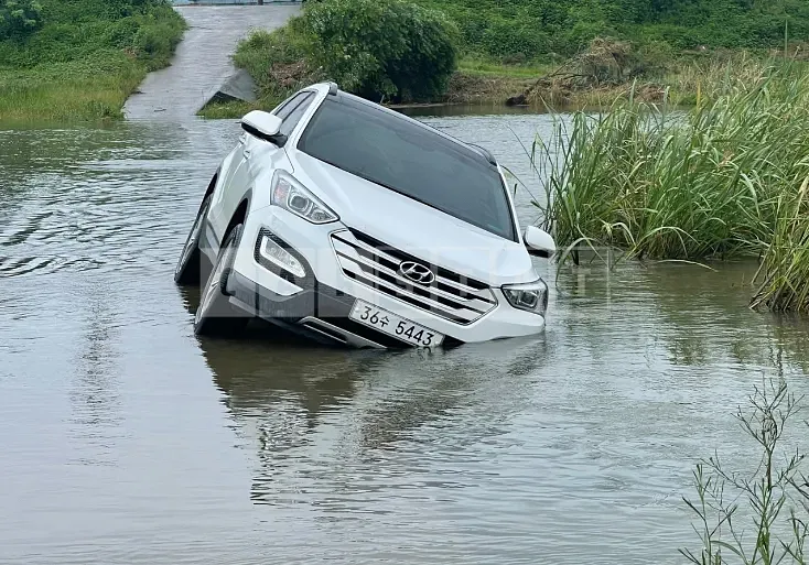 Photo 2 of 16: 2015 Hyundai Santa Fe, VIN KMHSW81UBFU384104 — Korean insurance auction