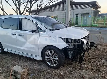 Photo 2 of 9: 2018 Kia Carnival, VIN KNAME81ABJS434732 — Korean insurance auction