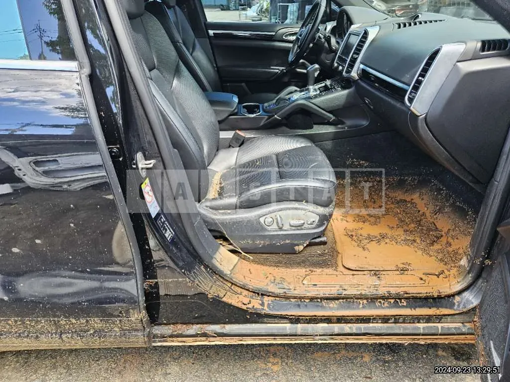 Photo 2 of 12: 2015 Porsche Cayenne Diesel, VIN WP1AR2925FLA37795 — Korean insurance auction