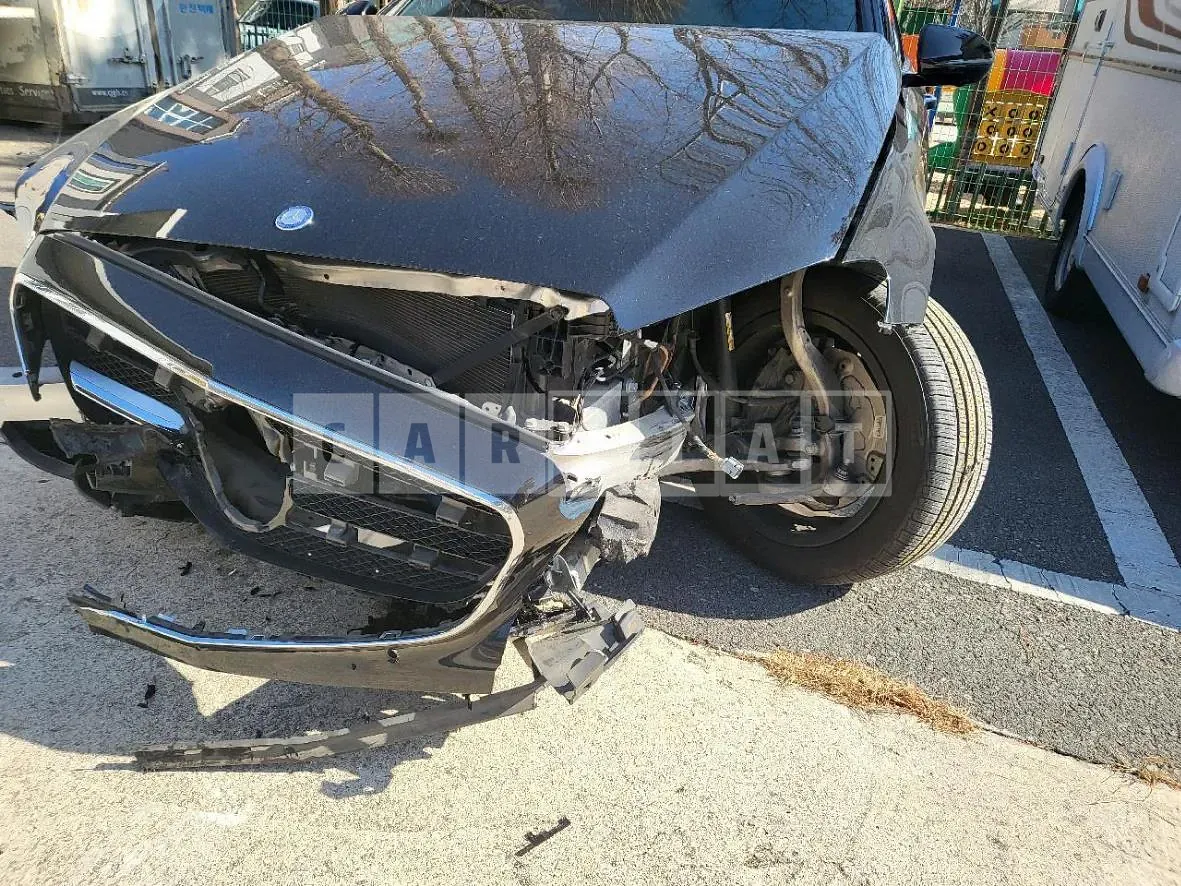 Photo 2 of 9: 2017 Mercedes-Benz E300 — Korean insurance auction