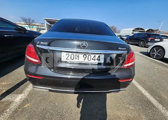 Photo 2 of 34: 2017 Mercedes-Benz E 300 4Matic, VIN WDDZF4KB0HA080276 — Korean insurance auction