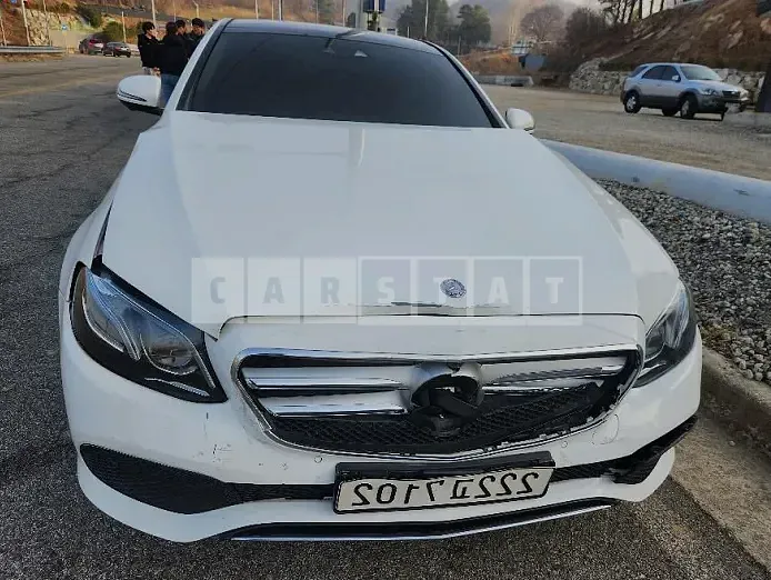 Photo 2 of 5: 2017 Mercedes-Benz E300 4Matic, VIN WDDZF4KB9HA098713 — Korean insurance auction