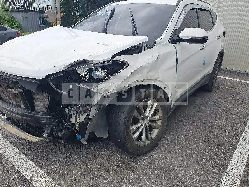 Photo 2 of 34: 2017 Hyundai Santa Fe, VIN KMHSW81UDJU784963 — Korean insurance auction