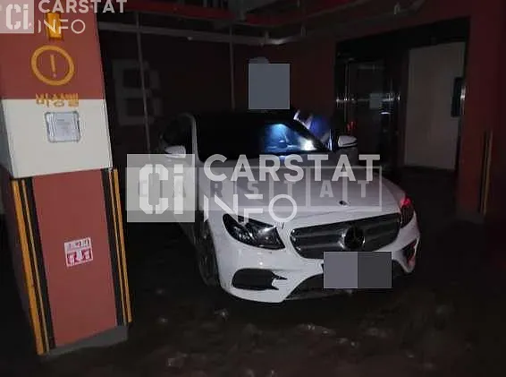 Photo 2 of 21: 2020 Mercedes-Benz Subsubbenz E 300 4Matic — Korean insurance auction