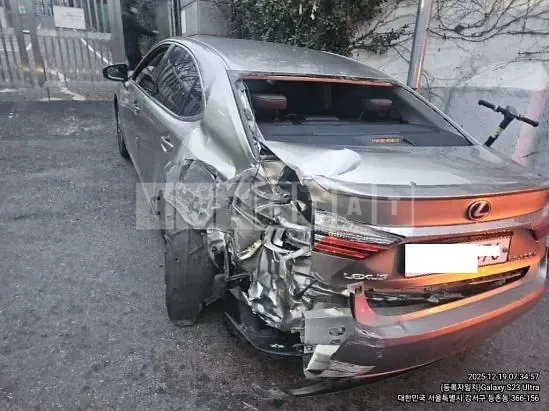 Photo 2 of 9: 2017 Lexus ES300h, VIN JTHBW1GG2H2159990 — Korean insurance auction