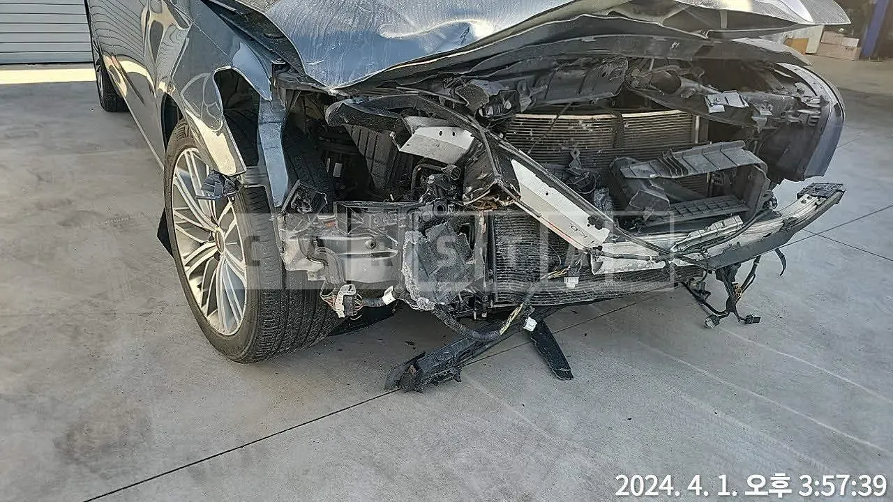 Photo 2 of 39: 2017 Hyundai Genesis /G80, VIN KMHGL41DDHU225445 — Korean insurance auction