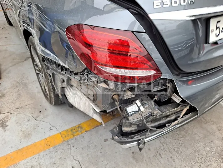 Photo 2 of 18: 2019 Mercedes-Benz E220d, VIN WDDZF0EB8KA508526 — Korean insurance auction