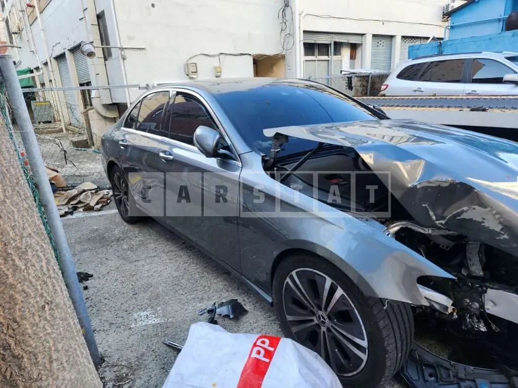 Photo 2 of 7: 2021 Mercedes-Benz E250, VIN W1KZF4FB2MA956821 — Korean insurance auction