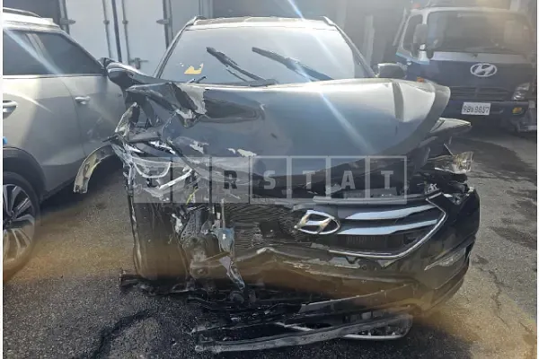 Photo 2 of 20: 2017 Hyundai Santa Fe, VIN KMHSW81UBHU734448 — Korean insurance auction