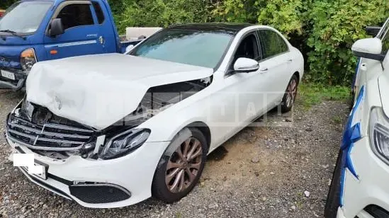 Photo 2 of 9: 2019 Mercedes-Benz E 300 — Korean insurance auction