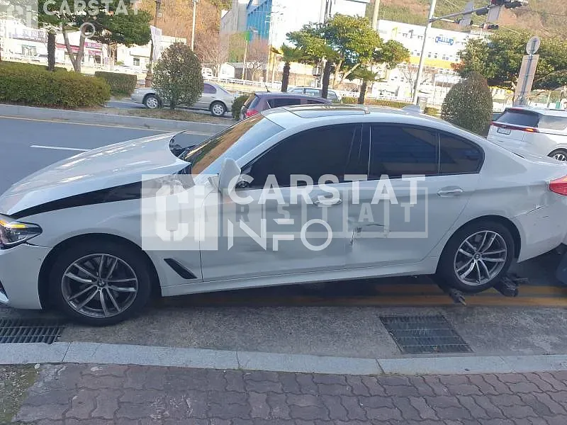 Photo 2 of 6: 2017 BMW 530i, VIN KL90A3ABGHBZ00001 — Korean insurance auction