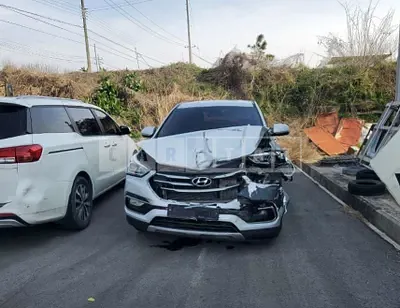 Photo 1 of 7: 2017 Hyundai Santa Fe, VIN KMHSU81UBHU703222 — Korean insurance auction