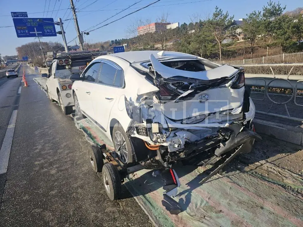 Photo 3 of 3: 2020 Hyundai Modern Ionic Electric, VIN KMHC051JFLU073703 — Korean insurance auction
