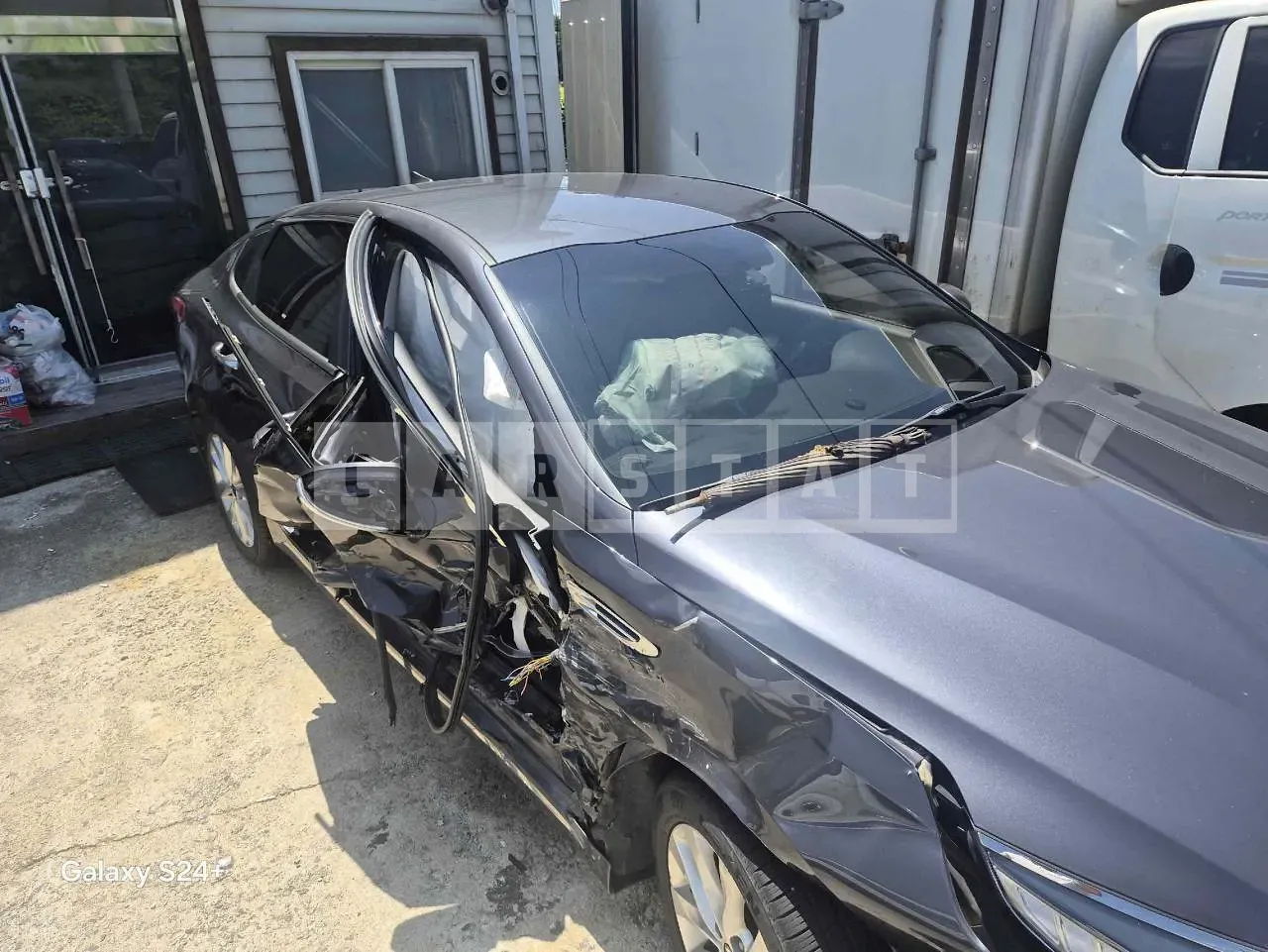 Photo 2 of 11: 2016 Kia K5, VIN KNAGX411BHA129491 — Korean insurance auction