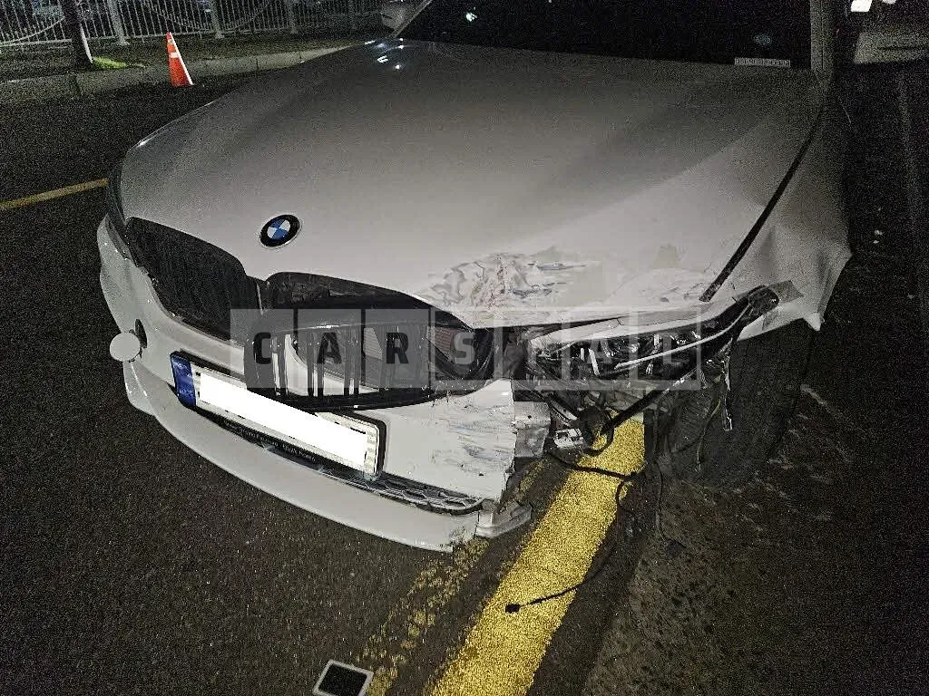 Photo 2 of 11: 2017 BMW 520d xDrive, VIN WBAJC5100HG852596 — Korean insurance auction
