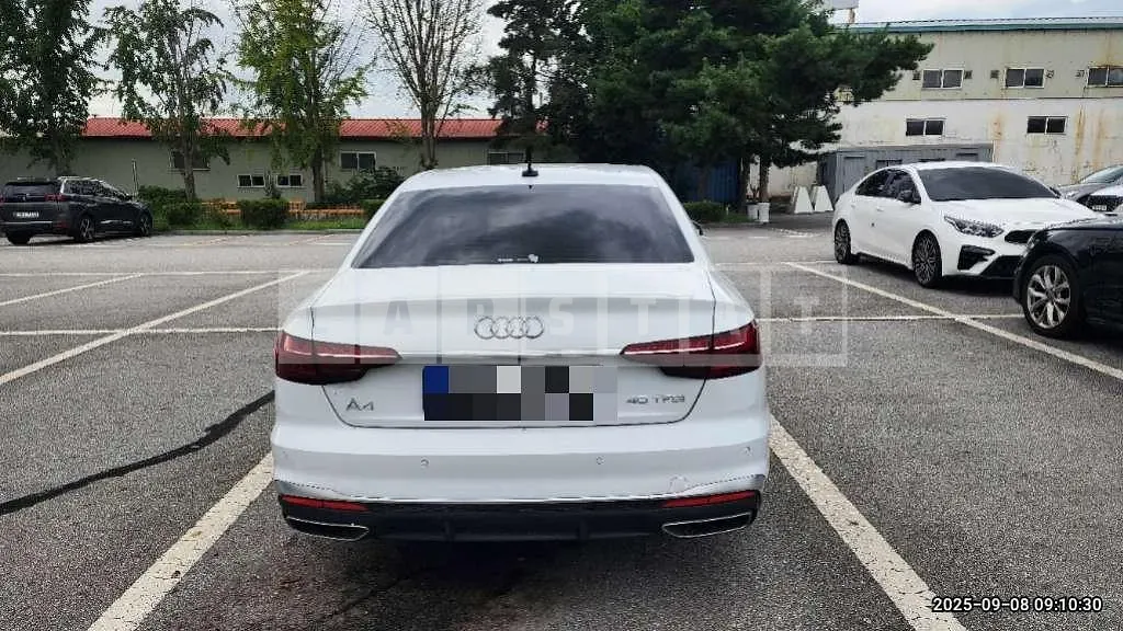 Photo 2 of 35: 2023 Audi A4 40 TFSI — Korean insurance auction