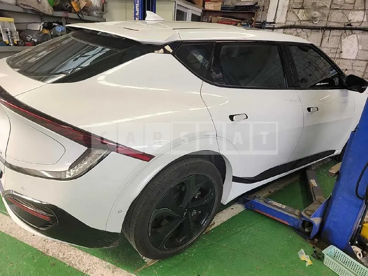 Photo 2 of 22: 2023 Kia EV6 Long Range — Korean insurance auction