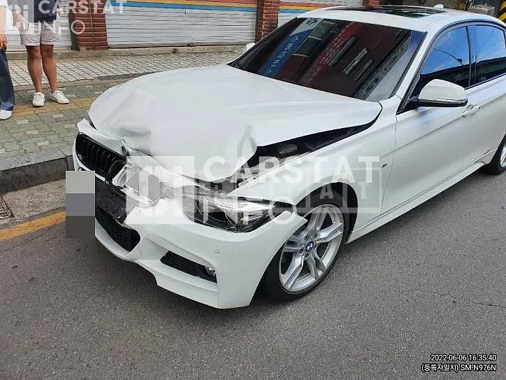 Photo 2 of 10: 2018 BMW 330i, VIN WBA8B9106JA538324 — Korean insurance auction